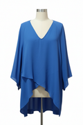 Blusa azul en maniquí sobre fondo blanco