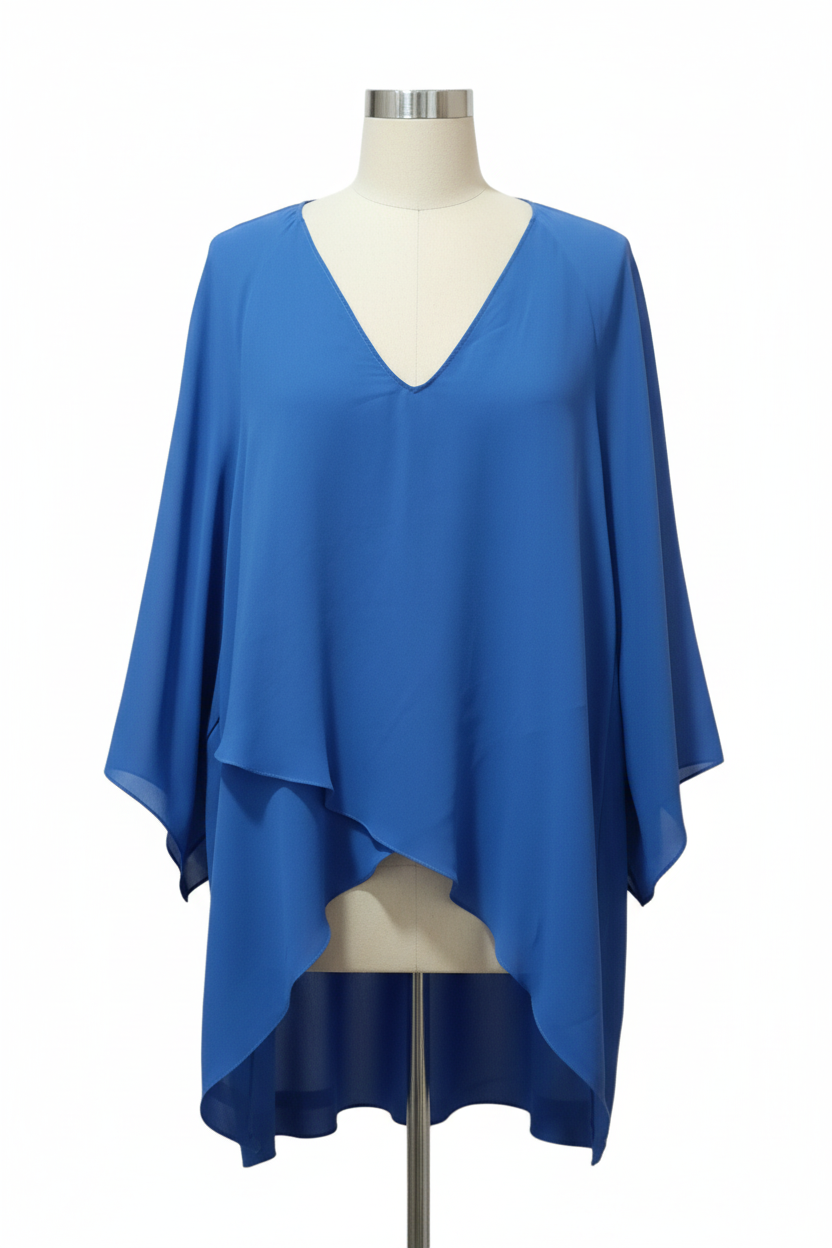 Blusa azul en maniquí sobre fondo blanco