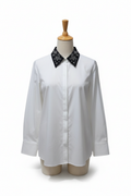 Camisa blanca con cuello decorado en maniquí de madera