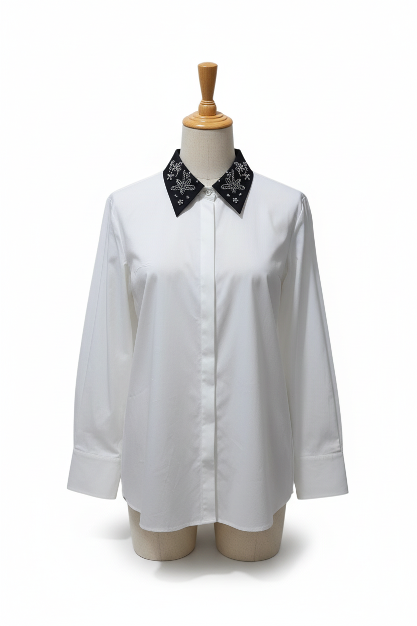 Camisa blanca con cuello decorado en maniquí de madera
