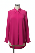 Camisa fucsia en maniquí sobre fondo blanco