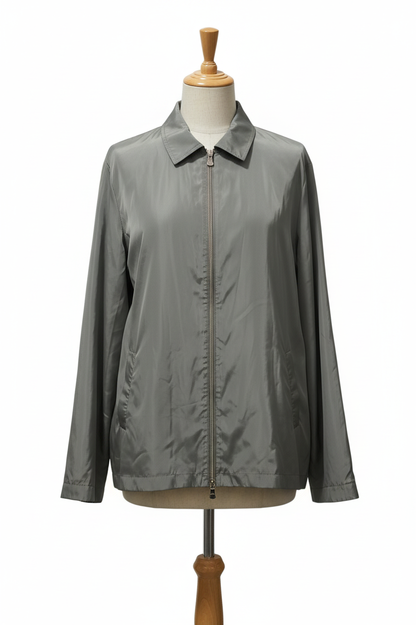 Chaqueta gris en maniquí de madera