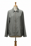 Chaqueta gris en maniquí de madera