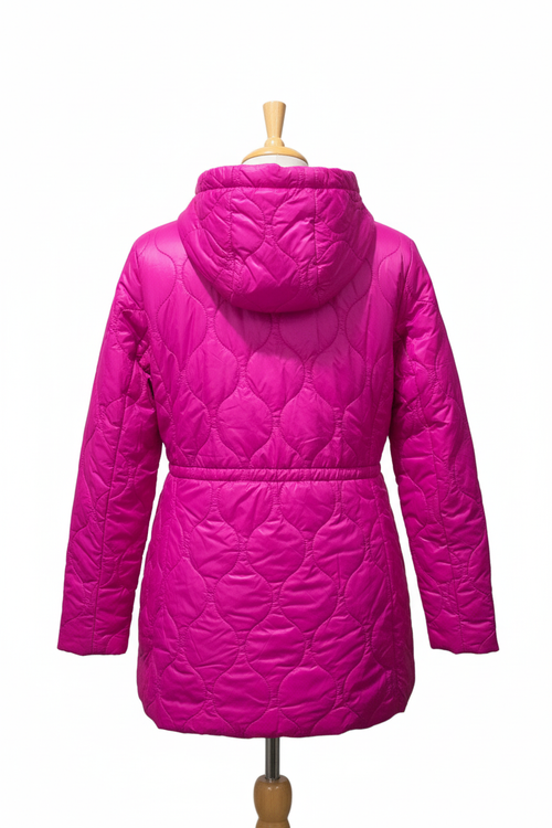 Chaqueta vista trasera sobre maniquí de madera