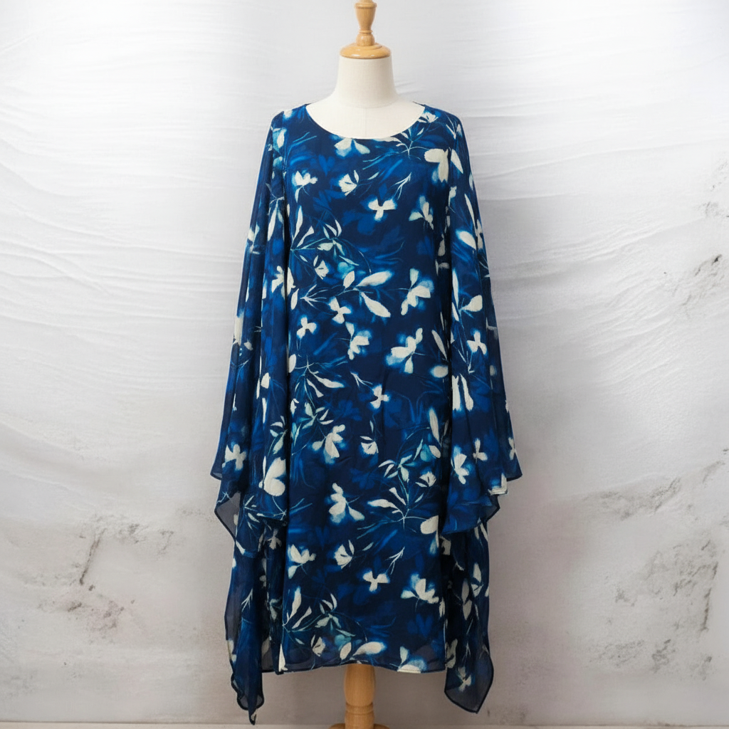 Prenda azul floral completa en maniquí