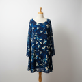 Prenda azul floral en maniquí, vista 1