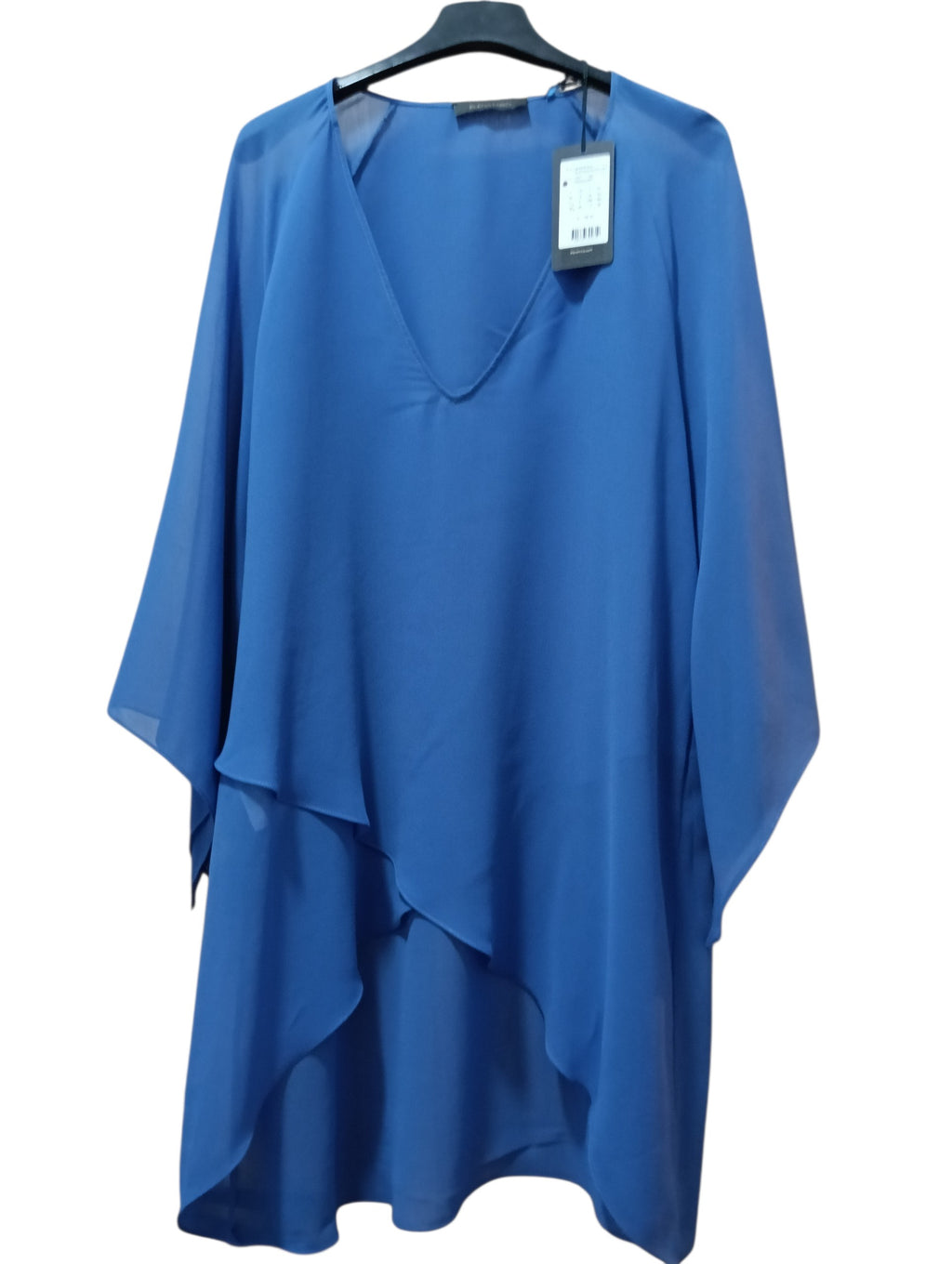 Blusa Punto y Alma de gasa azul eléctrico con cuello en V, corte asimétrico y mangas tipo capa fluidas.