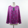 Blusa de manga larga Punto y Alma en color púrpura con estampado floral y de libélulas en tejido satinado suave