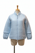 Vista frontal de la chaqueta en maniquí de madera