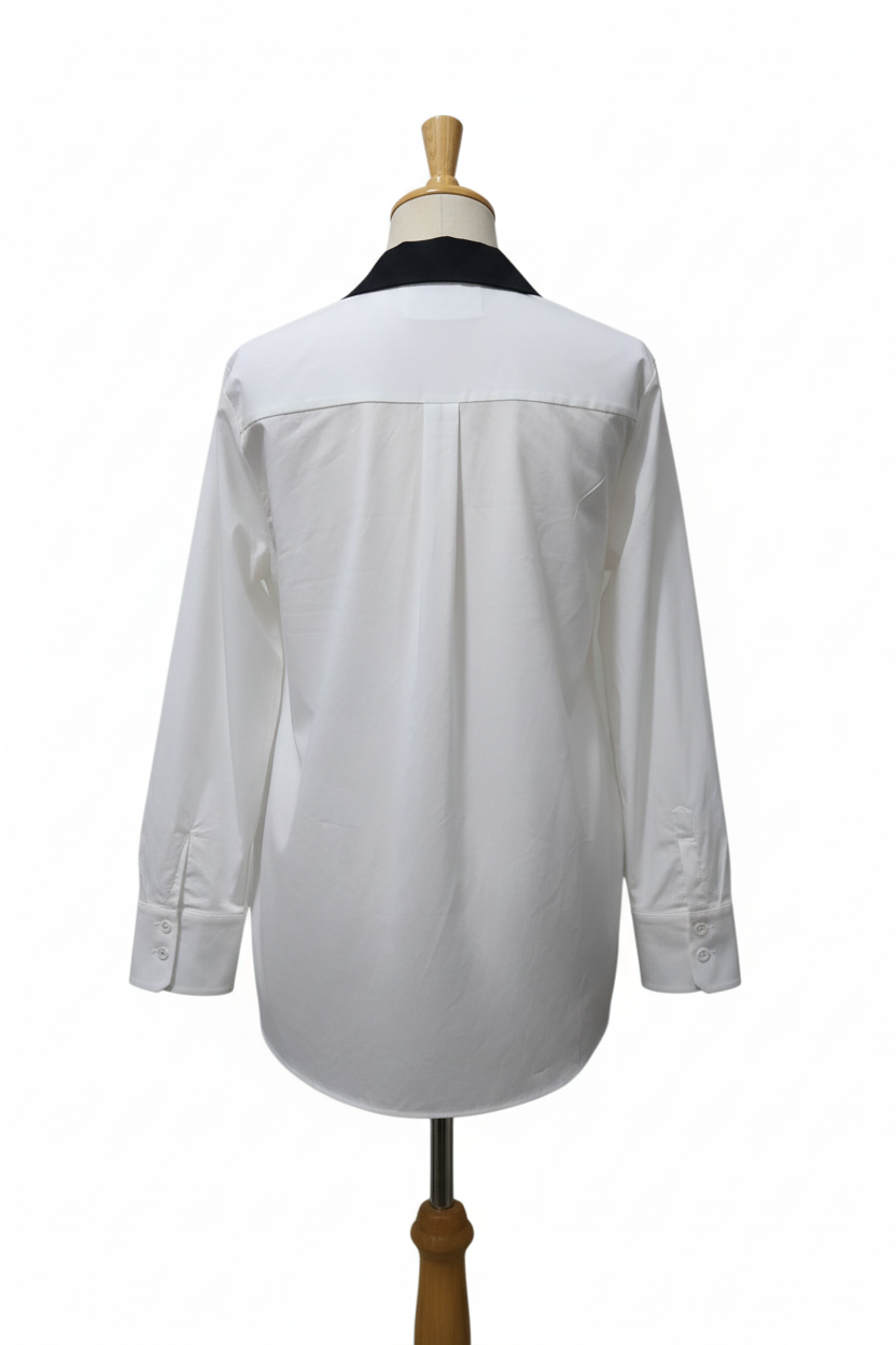 Vista trasera de camisa blanca en maniquí de madera