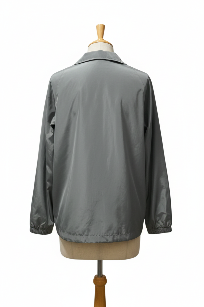 Vista trasera de chaqueta gris en maniquí de madera
