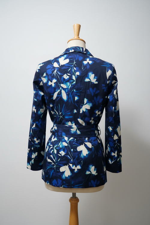 Vista trasera de la chaqueta azul estampada en maniquí de madera